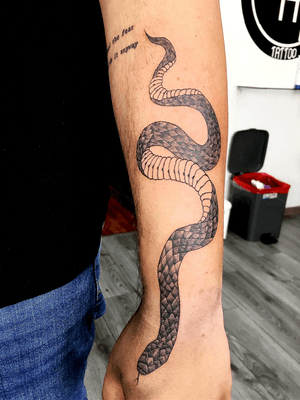 Snaketattoo 🐍#tattooblackwork #tatuajes #tattoo #tattoosnake #serpientetattoo #blackworksnake #blackwork #tatu #tatuarte #animaltattoo