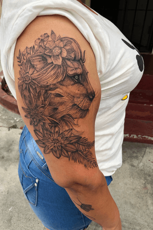 #lion #flowers #armtattoo 