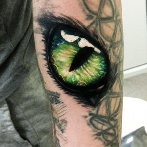 tattoo #tattz #ta2 #inkwork #inkartist #inkaddict #inkart #realism #realistictattoo #eye #cateye  #tattooist #whiskey  #rusttermit #тату #реализм #глаз #кошачийглаз #татуростов @cheyenne_tattooequipment @worldfamousink @realistic.ink