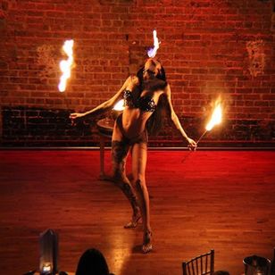 Artista de performance y modelo de tatuajes Emma Vauxdevil fotografiada por mikahdanae #EmmaVauxdevil #performanceartist #tattoomodel #burlesque #pinup #swordswallower #fireeater