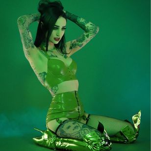 Artista de performance y modelo de tatuajes Emma Vauxdevil fotografiada por Daniel Rodríguez #EmmaVauxdevil #performanceartist #tattoomodel #burlesque #pinup #swordswallower #fireeater