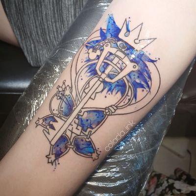 𝕂𝕚𝕟𝕘𝕕𝕠𝕞 ℍ𝕖𝕒𝕣𝕥𝕤 💙 #watercolortattoo #watercolortattoos #watercolor #lineworktattoo #linework #kingdomhearts #kingdomheartstattoo #key #starfruit #videogame #videogames #videogametattoos #sora #disneytattoo #disney 