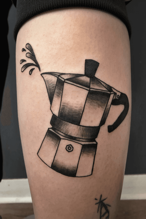 I like black coffee, my client does too. What about you? #traditionaltattoo #whipshading #whipshadingtattoo #boldlines #oldlines #blacktattoo #blackworktattoo #blackworkerssubmission #colognetattoo #simonschuberttätowierungen #waynejetskitattoo #blackacidtattoogallery