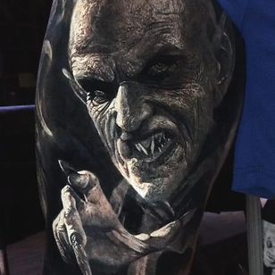Tatuaje de monstruo de Eliot Kohek #EliotKohek #monstertattoos #monstertattoo #monster #demon #vampire #deviel #ghoul #ghost #darkart #horror #realism #hyperrealism #Dracula #blackandgrey