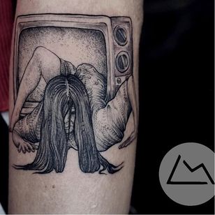 Tatuaje de monstruo por Landon Morgan #LandonMorgan #monstertattoos #monstertattoo #monster #demon #vampire #devil #ghoul #ghost #darkart #horror #TheRing #movietattoo #film