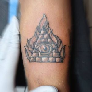 Pirámide en el brazo