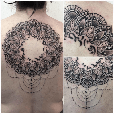 #tattoooftheday #tattoo #tatouage #mandala #mandalatattoo #dotwork #dottattoo #dotworktattoo #dots #petitspoints #stippletattoo #backtattoo #girltattoo #lausanne #lausannetattoo #tattoolausanne #blackandwhitetattoo #lespetitspointsdefanny 