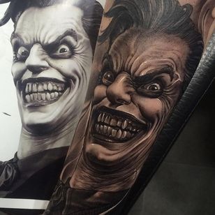Tatuaje de Joker de Fred Thomas #FredThomas #monstertattoos #monstertattoo #monster #demon #vampire #devil #ghoul #ghost #darkart #horror #TheJoker #Joker #Batman