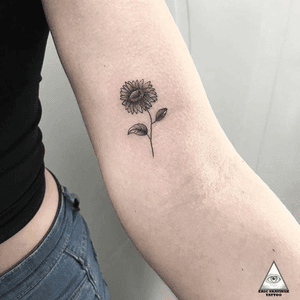 Uma das tatuagens feita na jornalista do SBT Kallyna Sabino Marque aquela amiga que é apaixonada por traços finos e delicados.Contatos: (11)9.9377-6985E-mail: ericskavinsk@gmail.comOu via direct....#ericskavinsktattoo #delicatetattoo #tattooflores #sunflower #girasol #flowertattoo #sbt #tatuagemdelicadas #tracofino