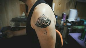  Tattoo de Rosa en grises terminado