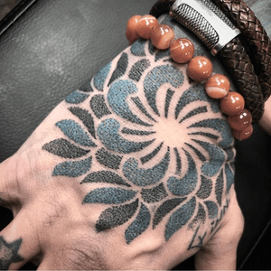 Done by Bertina Rens @swallowink @balmtattoo_benelux  #blackngrey #graphictattoo #graphicdesign #mandala  #tattoos #tattooart #inked #art #dotwork #dotworktattoo #tattoo #ink #inkstagram #tattoos #hand #handtattoo #tatoeage #thebesttattooartists #tattooart #tattooartist #scissor #scissortattoo #geometrictattoohunter #omfgeometry #dailydotwork #geometrip