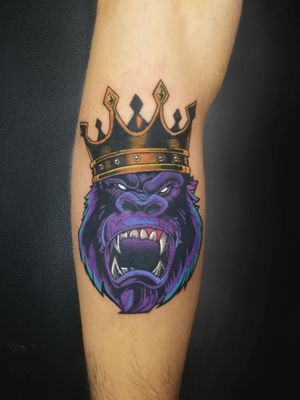 Gorilla King. Booking on my whatsapp +522223605806 info in bio✌🏻🤓#gorilla #king #tattoo #tatuaje #gorila #rey #crown #corona #colortattoo #ink #inked #tattooedboys #menwithink #HybridoKymera #puebla #mexico #tatuadoresmexicanos #tatuadorespoblanos #pueblacity #hechoenmexico #madeinmexico  #tatuadoresmx #mexicotattoo #mexicanpowertattoo #tattoodo #pueblatattoo #tattooinklatino #artinkstasmx @radiantcolorsink @fkirons @secondskinmx @tattoodo