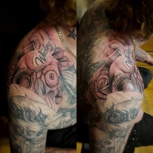 Single needle skull and roses on the shoulder #freehand #toronto #torontoartist #tattoo #tattoos #letters #lettering #script #torontotattoo #art #artist #potd #instagram #3rl #the6 #wizard 