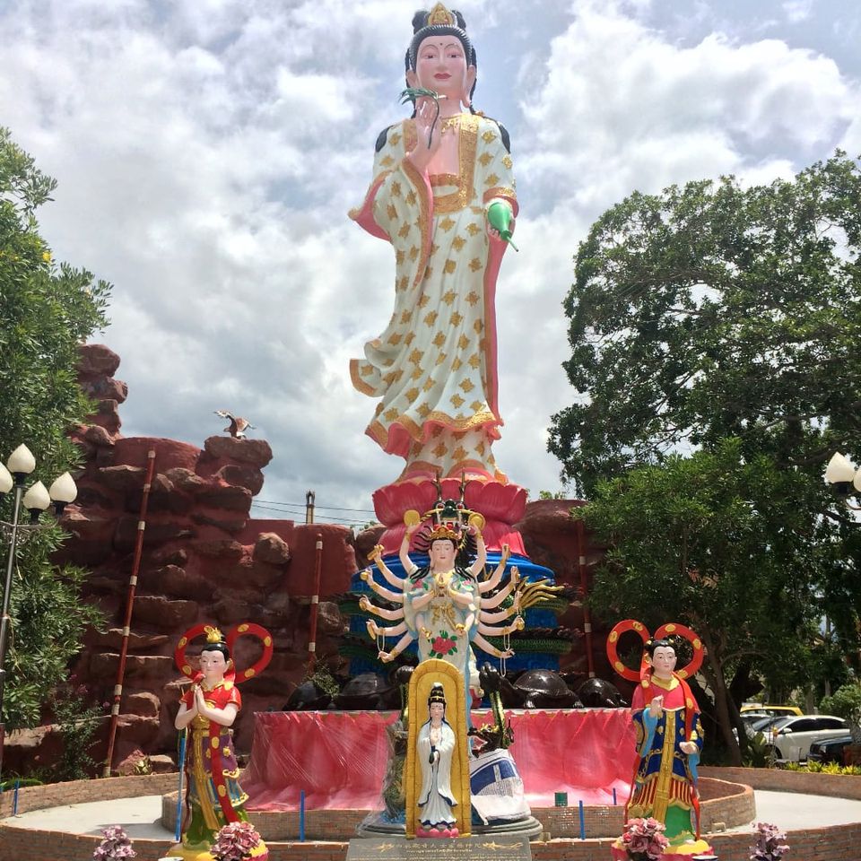 Esculturas en Wat Bang Phra - foto de Justine Morrow #watbangphra #sakyant #sakyanttattoo #thailand #bangkok #bangkoktattoo #symbol #amulet #powerful #sacred #linework #dotwork #tebori