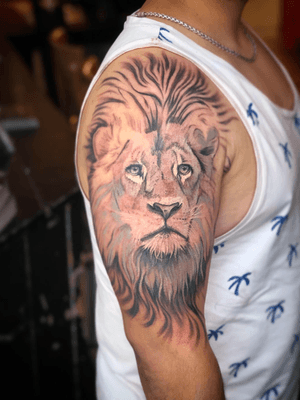 #underconstruction first 3 hours on Dennis. #lion #liontattoo #realistic #realistictattoo #bng #bnginksociety #wallsandskin #tattoo #tatuagem #tatuaje #inkedup #amsterdamtattoo #rotterdamtattoo