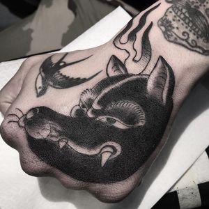 Fox tattoo by Lupo Horiokami #LupoHoriokami #foxtattoo #foxtattoos #fox #kitsune #animal #nature #blackwork #mask #handtattoo #neojapanese #hand #fire