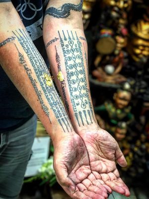 Sak Yant tattoo by Arjanneng Thaisakyant #ArjannengThaisakyant #Arjanneng #sakyant #sakyanttattoo #thailand #bangkok #bangkoktattoo #symbol #amulet #powerful #sacred #linework #dotwork #tebori