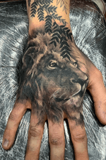 Hand piece with lion portrait did over this week. #handtattoo #liontatoo #lionportrait #lionportraittattoo #realism #realistictattoos #blackandgrey #tattoodesign #tattooidea #hulltattoo #uktattooist #uktattooartists