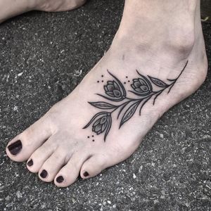 Tattoodo App Best tattoo by Neina Neina #NeinaNeina #tattoodoapp #besttattoos #cooltattoos #tattoosformen #tattoosforwomen #bigtattoos #smalltattoos #foottattoo #flower #illustrative #folktraditional #dots
