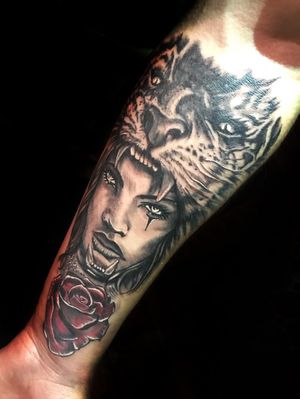 Tatuaje chica rosa tigre #tatuaje#tatuajetigre#tatuajechica#tatuajerosa#tattootiger#tattoogirl#tattoorose