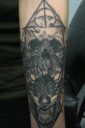 Skull with wolf