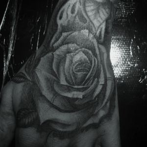@dans.tattoo#blackandgreytattoo #blackandgreyrose #handtattoos #realistictattoo #realismo #rosas 
