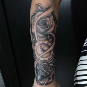 🌹🕑🌹#lineartetattoo #tattooart #tattoobr #tatuagem #rose #rosas #art #arte #clock #blackandgrey #blackwork #realistictattoo #Tattoodo #pretoecinza #electricink #ink 