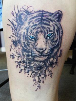 Thigh tattoo of a tiger and floral. Had fun with this one. #blackandgreytattoo #tigertattoo #floraltattoos #candyinktattoos #mypassion