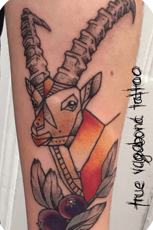 Coverup tattoos are a challenge..but i realy like it:)....#steinbock#coverup#coveruptattoo#capricorn#capricorntattoo#colortattoo#berlin#ladytattooer#germantattooartist#ausaltmachneu#gemotrictattoo#