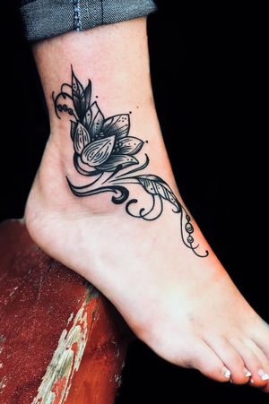 Tatuaje lilium #tatuajelilium#tatuaje#lilium#liliumtatuaje#tattolily#lily#tattolily#tattoogirl#lilytattoo#tattoobarcelona#tatuajebarcelona