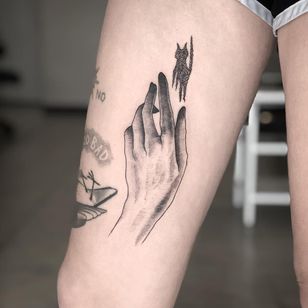 Tatuaje ilustrativo de Tina Poe #TinaPoe #MoonTattooStudio #AustinTexas #Austin #Texas #tattooartist #illustrative #linework #fineline #dotwork #sketch #hand #cat #ghost #magi # spirit # upper leg # thigh