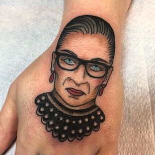 Tatuaje de Ruth Bader Ginsburg por Chelsea Jane #ChelseaJane #femaleempowerment #intersectionalfeminism #womxn #feministtattoo #badasstattoos #cooltattoos #riotgrrl #girlpower #grlpwr #ruthbaderginsburg #handtattoo #hand #portrait #traditional 