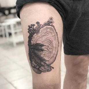 Tatuaje ilustrativo de Tina Poe #TinaPoe #MoonTattooStudio #AustinTexas #Austin #Texas #tattooartist #illustrative #linework #fineline #dotwork #sketch #wood #fungi #wood #flowers #thighs #overbone
