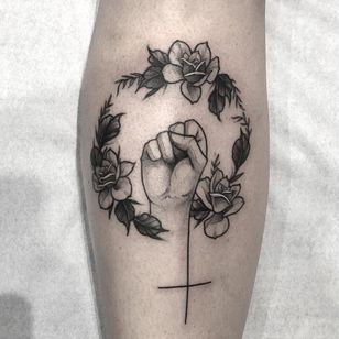 Tatuaje de empoderamiento femenino por Lucas Porto #LucasPorto #femaleempowerment #intersectionalfeminism #womxn #feministtattoo #badasstattoos #cooltattoos #riotgrrl #girlpower #grlpwr #venus #fist #flowers #illustrative #lowerleg #leg 