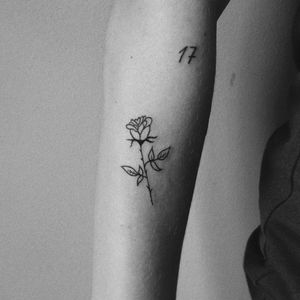 🌹 #rose #rosetattoo #minimal #minimaltattoo #minimalistic #lines #linetattoowork #LineworkTattoos #smalltattoos #tinytattoo #girlwithtattoos #tattooedgirls #art #artwork #ynnssteiakakis #bishoprotary #dynamicink #skg