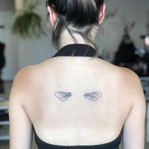 Tatuaje ilustrativo de Tina Poe #TinaPoe #MoonTattooStudio #AustinTexas #Austin #Texas #tattooartist #illustrative #linework #fineline #dotwork #sketch #upperback #fairy #fairywings #wings