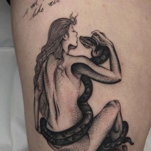 Lilith tattoo por Tine DeFiore #TineDeFiore #femaleempowerment #intersectionalfeminism #womxn #feministtattoo #badasstattoos #cooltattoos #riotgrrl #girlpower #grlpwr #upperleg #lady #lilith #snake #script #illustrative 
