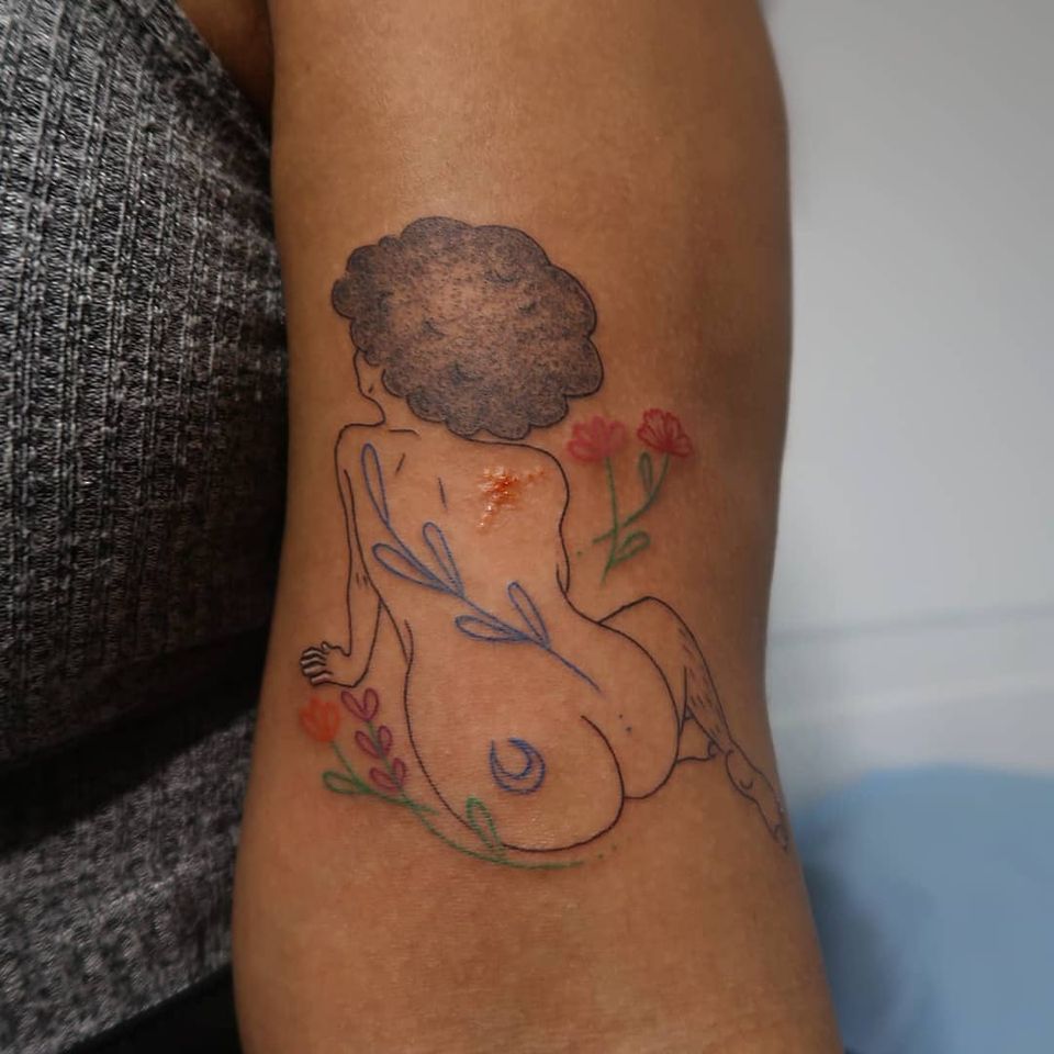 Empowering tattoo por Katie MacPayne #KatieMacPayne #femaleempowerment #intersectionalfeminism #womxn #feministtattoo #badasstattoos #cooltattoos #riotgrrl #girlpower #grlpwr #upperarm #lady #qpoc #flowers #floral