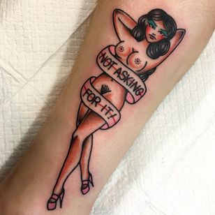 No pidas el tatuaje de Courtney alias Miss Quartz #MissQuartz #femaleempowerment #intersectionalfeminism #womxn #feministtattoo #badasstattoos #cooltattoos #riotgrrl #girlpower #grlpwr #pinup #banner #lady #forearm #armtattoo 