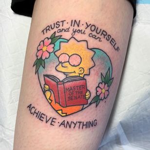 Tatuaje feminista Lisa Simpson de Amanda Brooks #AmandaBrooks #femaleempowerment #intersectionalfeminism #womxn #feministtattoo #badasstattoos #cooltattoos #riotgrrl #girlpower #grlpwr #lisaSimpson #lisa #simpsons #lowershleg #legtbook 