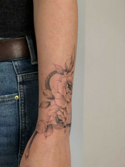 #snaketattoo #snake #floraltattoo #finelinetattoo #finelinestattoo #femeninetattoo #femaletattooartist #girltattoos #girltattoo #tattoosforwomen #tattoosforgirls #tattoooftheday #RoseTattoos #armtattoo #ladytattooer #ladytattooers #ladytattoo #tattooers #spaintattoo #spaintattooart #besttattooartists #besttattoos #tattoo2me 