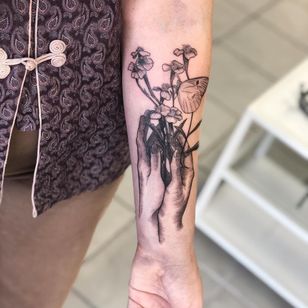 Tatuaje ilustrativo de Tina Poe #TinaPoe #MoonTattooStudio #AustinTexas #Austin #Texas #tattooartist #illustrative #linework #fineline #dotwork #petch #forearm #hands #flowers #flowers #plant