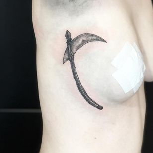 Tatuaje ilustrativo de Tina Poe #TinaPoe #MoonTattooStudio #AustinTexas #Austin #Texas #tattooartist #illustrative #linework #fineline #dotwork #sketch #scythe #weapon #side #sideboob #ribs