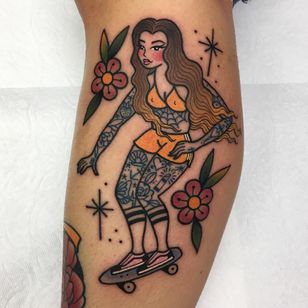 Sk8tr gurl tattoo por Roberto Euan #RobertoEuan #femaleempowerment #intersectionalfeminism #womxn #feministtattoo #badasstattoos #cooltattoos #riotgrrl #girlpower #grlpwr #lowerleg # sk8tr #skater #skateboard #edygirl #tattoo 