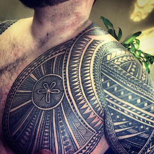 Tatuaje de pecho de Michael Fatutoa #MichaelFatutoa #Haida #Polynesian #Maori #Maoritattoos #tamoko #marquesantattoo #tribaltattooing #blackwork #tribal #neotribal #patterns #linework #geometric #breast #shoulder #overarm #sanddollar
