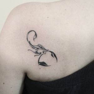 Small scorpion on shoulder blade. (October '17)▪#тату #скорпион #trigram #tattoo #scorpion #inkedsense #tattooist #кольщик 