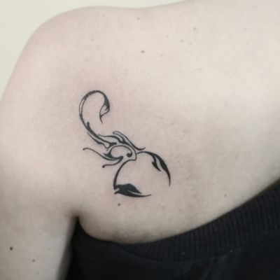 Small scorpion on shoulder blade. (October '17) ▪ #тату #скорпион #trigram #tattoo #scorpion #inkedsense #tattooist #кольщик 