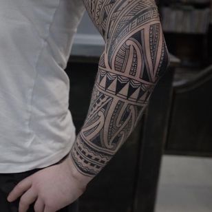 Tatuaje maorí de Andrei Vinitkov #AndreiVintikov #Haida #Polynesian #Maori #Maoritattoos #tamoko #marquesantattoo #tribaltattooing #blackwork #tribal #neotribal #patterns #linework #geometric #sleeve #forearm #upperarm 