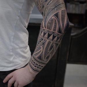 Maori tattoo by Andrei Vinitkov #AndreiVintikov #Haida #Polynesian #Maori #Maoritattoos #tamoko #marquesantattoo #tribaltattooing #blackwork #tribal #neotribal #patterns #linework #geometric #sleeve #forearm #upperarm 