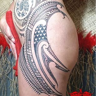 Tatuaje polinesio de Tuigamala Andy #TuigamalaAndy #Haida #Polynesian #Maori #Maoritattoos #tamoko #marquesantattoo #tribaltattooing #blackwork #tribal #neotribal #patterns #linework #geometric #opperleg #hipholster #hip